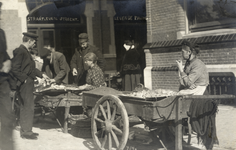 125001 Afbeelding van de verkoop van levende paling op het Vredenburg te Utrecht, ter hoogte van de Drieharingstraat, ...